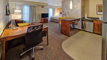 Meja kerja, ruang kerja ramah laptop, dan tirai kedap cahaya