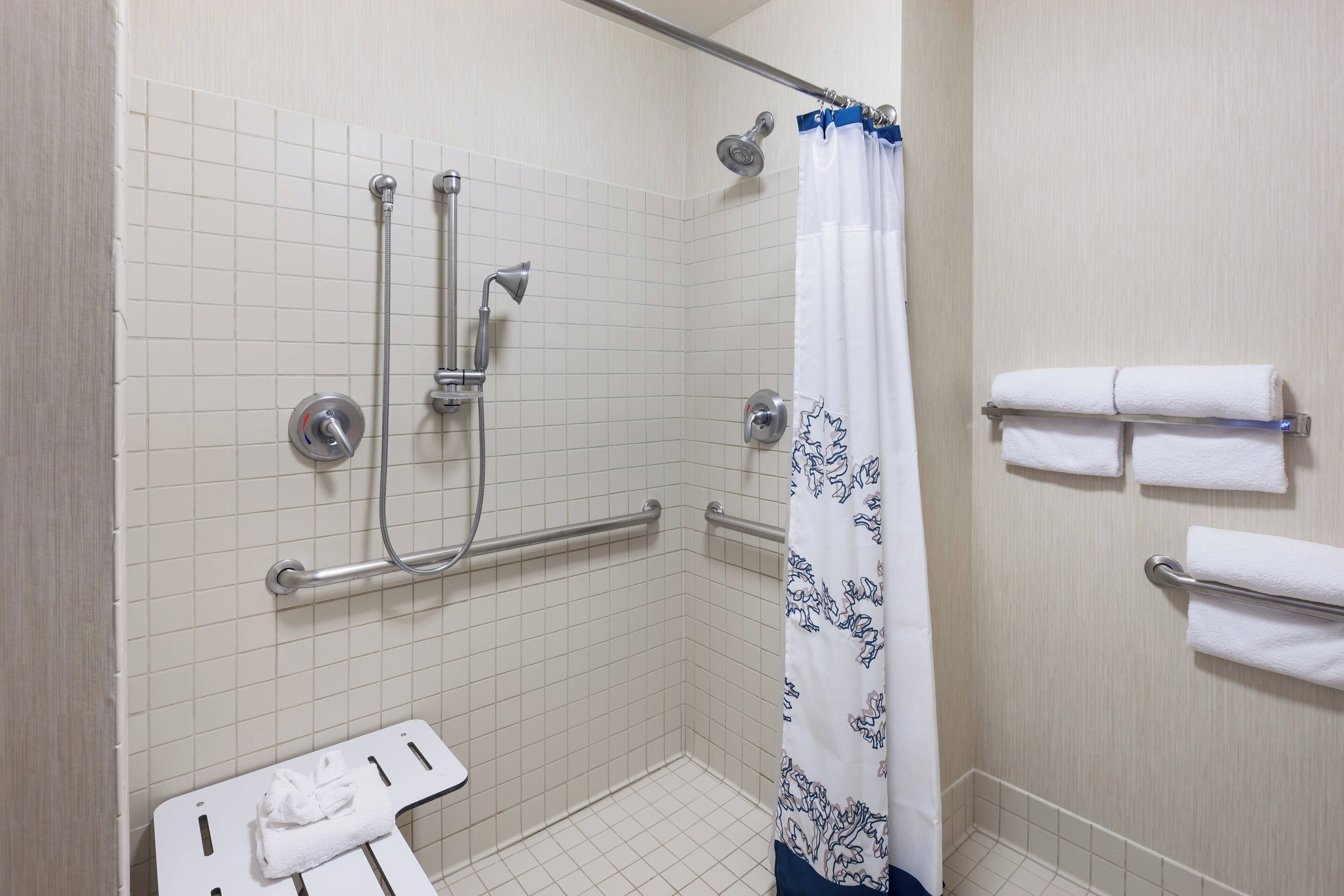 suite, 1 double bed | bathroom | combined shower/bathtub, hydromassage showerhead, free toiletries