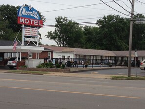 Property grounds - Moonlite Motel Niagara Falls (Niagara Falls)
