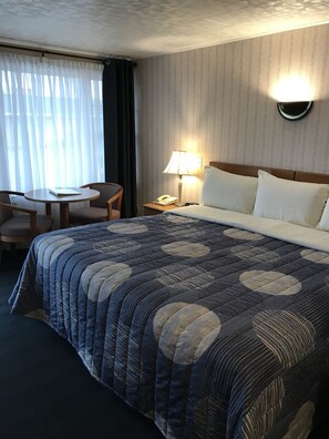 Standardrom, kingsize-seng | Blendingsgardiner, strykejern/-brett, wi-fi (inkludert) og sengetøy