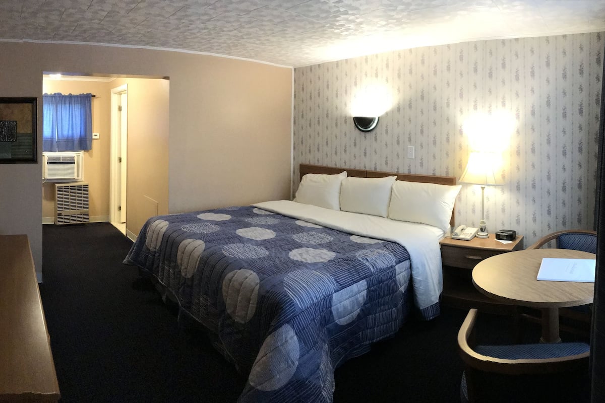 Standardrom, kingsize-seng | Blendingsgardiner, strykejern/-brett, wi-fi (inkludert) og sengetøy