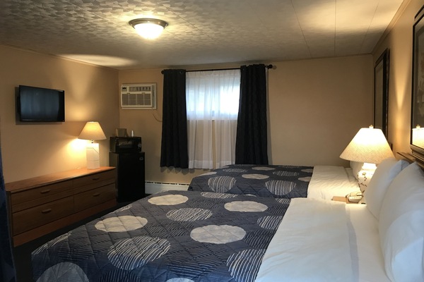 Family Suite | Blackout drapes, iron/ironing board, free WiFi, bed sheets