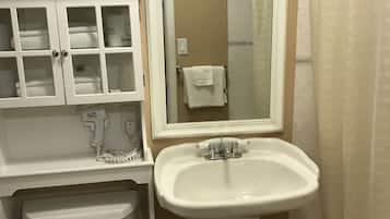 Standard King | Bathroom | Combined shower/tub, hair dryer, towels