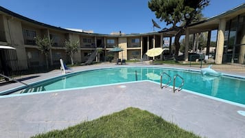 Kolam renang outdoor