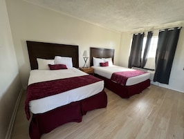 Ropa de cama hipoalergénica y tabla de planchar con plancha
