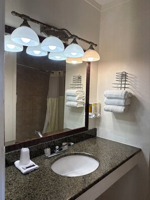 Combined shower/tub, towels