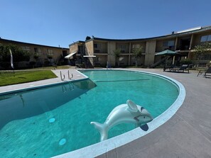 สระว่ายน้ำกลางแจ้ง