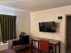 Television - Hometown Inns North Hills (North Hills)