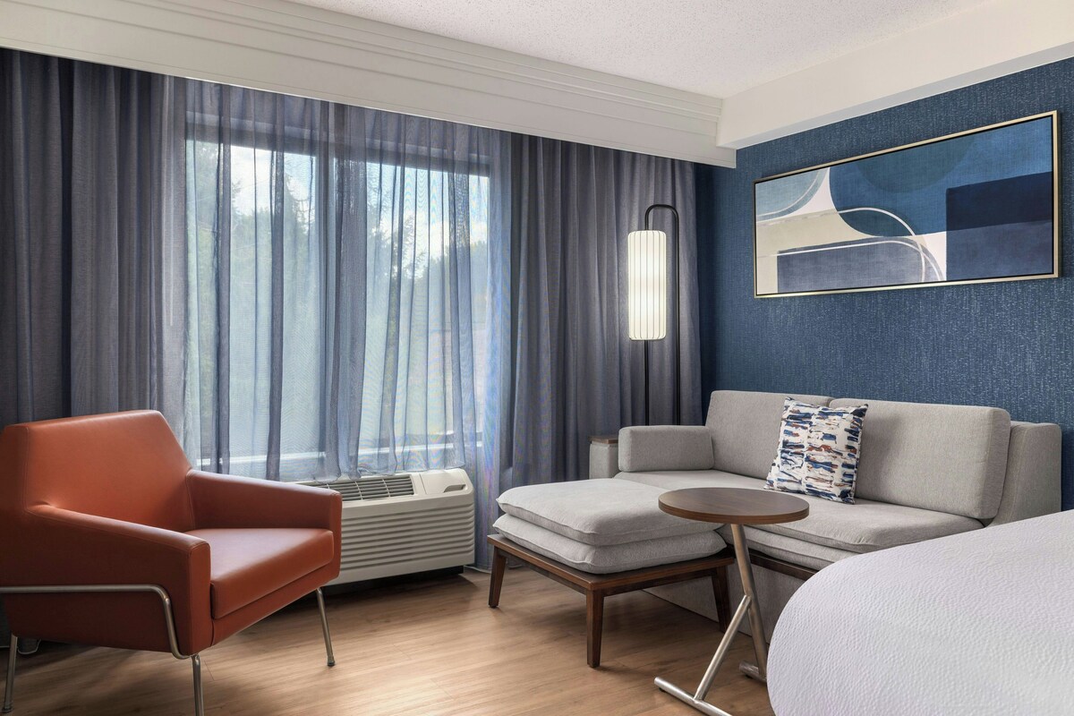 Room, 1 King Bed with Sofa bed | Premium bedding, desk, blackout drapes, iron/ironing board