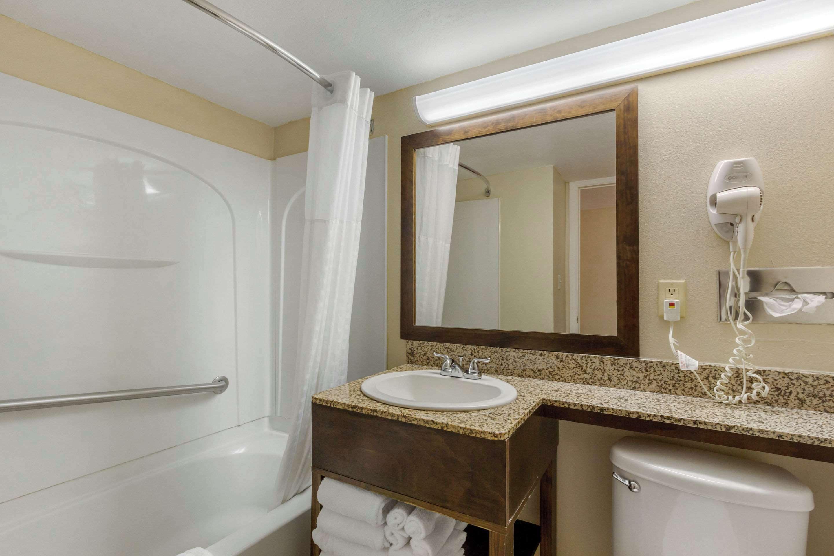 Photo - Comfort Inn St Petersburg North