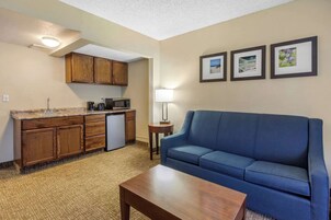 Escritorio, tabla de planchar con plancha y cunas gratuitas