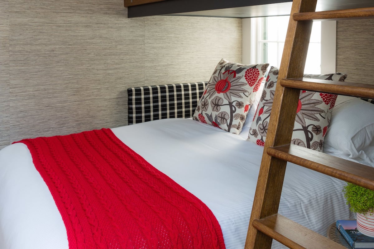 Standard Room, 1 Queen Bed, 1 Twin Bunk Bed | 1 slaapkamer, luxe beddengoed, een strijkplank/strijkijzer, gratis wifi