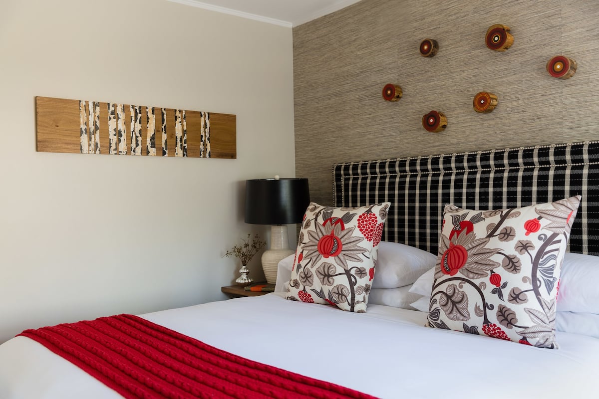 Deluxe Suite, 1 King Bed and Sofa Bed | 1 slaapkamer, luxe beddengoed, een strijkplank/strijkijzer, gratis wifi