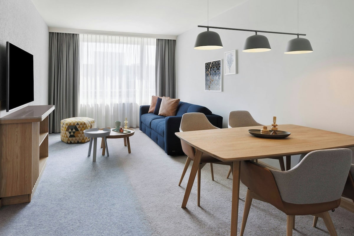 Premium bedding, in-room safe, desk, laptop workspace