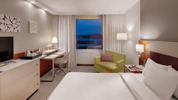 Kamar Superior, 1 Tempat Tidur King, pemandangan halaman | Seprai premium, brankas, meja kerja, dan ruang kerja ramah laptop