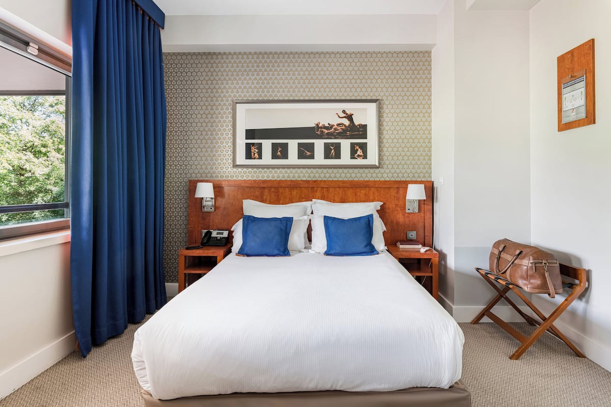 Standard Room, 1 Double Bed | In-room safe, desk, blackout drapes, soundproofing