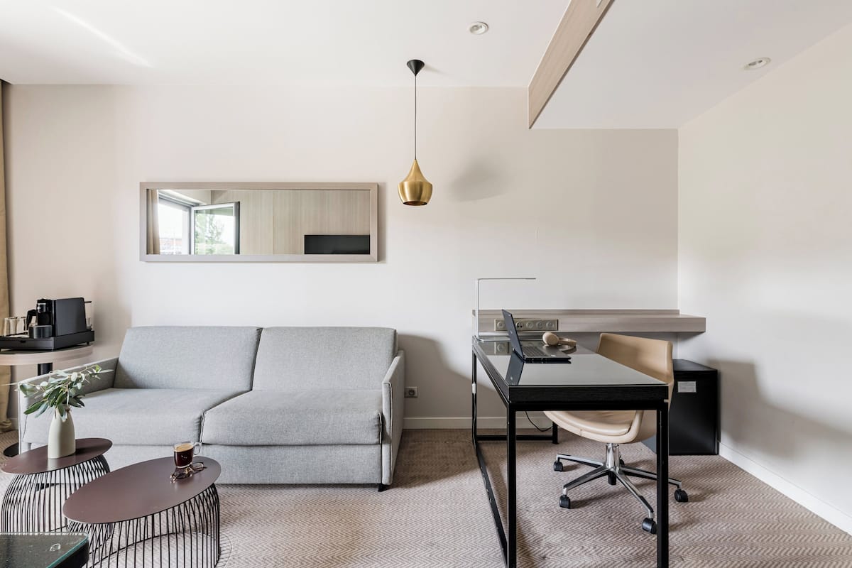 Suite, 1 letto queen, balcone | Cassaforte in camera, una scrivania, tende oscuranti, insonorizzazione