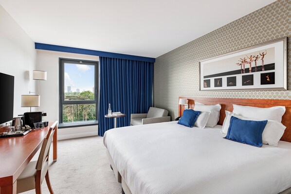 Cofres nos quartos, escrivaninha, cortinas blackout