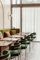 Aamiainen ja lounas; italialainen keittiö, näkymät puutarhaan 