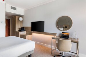 Premium Room, 1 Queen Bed, Balcony | In-room safe, desk, blackout drapes, soundproofing - Crowne Plaza Lyon - Cité Internationale by IHG (Lyon)