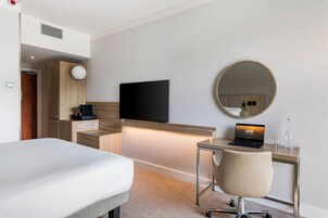 Premium-huone, 1 keskisuuri parisänky, parveke | Tallelokero huoneessa, työpöytä, pimennysverhot, äänieristys