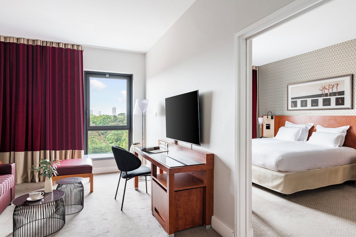 Suite, 1 Bedroom | In-room safe, desk, blackout drapes, soundproofing