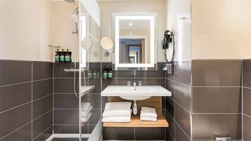 Chambre Premium, 1 grand lit, balcon | Salle de bain | Articles de toilette de luxe, sĂšche-cheveux, serviettes fournies, savon