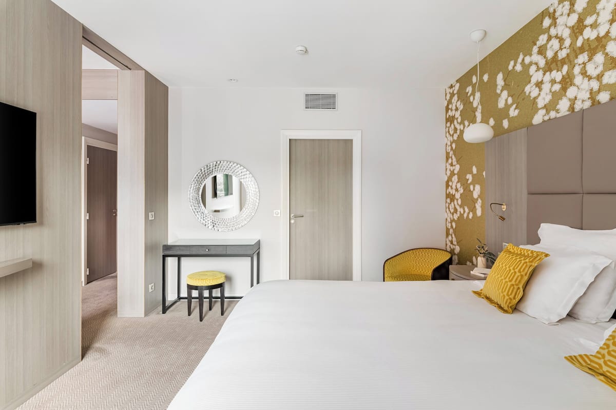 Suite, 1 Queen Bed, Balcony | In-room safe, desk, blackout drapes, soundproofing