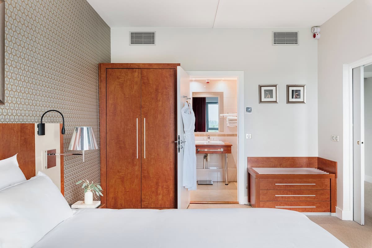 Suite, 1 Bedroom | In-room safe, desk, blackout drapes, soundproofing