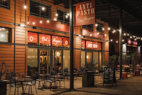 Se sirven desayunos y almuerzos; cocina italiana; con vista al jardín