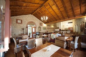 Free breakfast - Petrino Suites Hotel (Kassandra)