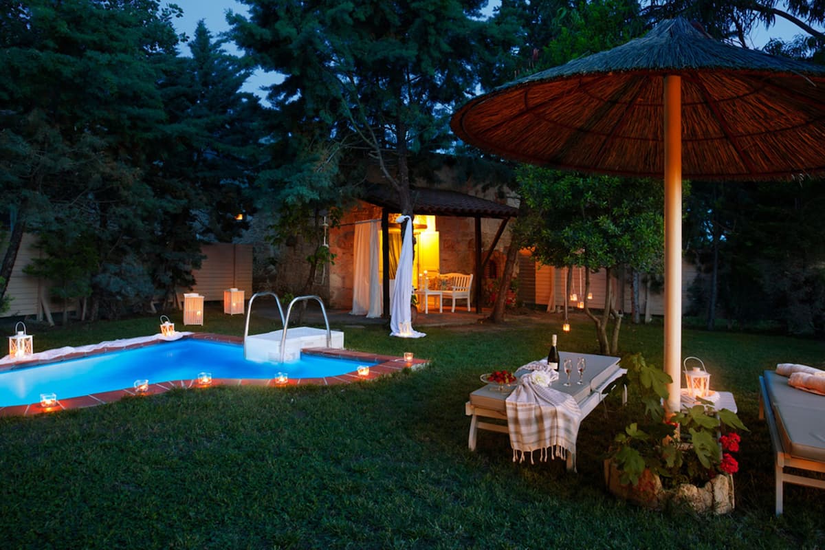 Superior Maisonette, Private Pool | Hồ bơi ngoài trời | Hồ bơi ngoài trời, dù/ô trên bãi biển/hồ bơi, ghế dài tắm nắng