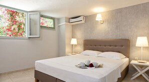 Deluxe  Maisonette | Premium bedding, minibar, in-room safe, blackout drapes - Petrino Suites Hotel (Kassandra)