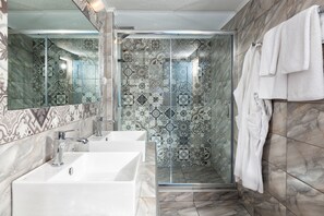 Premium Maisonette | Phòng tắm | Đồ dùng nhà tắm được thiết kế riêng, máy sấy tóc, áo choàng tắm 