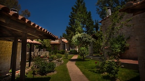Property grounds - Petrino Suites Hotel (Kassandra)