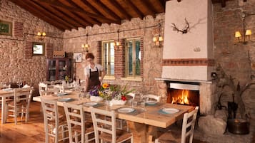 Se sirven desayunos, comidas, cenas y cocina griega con vista al jardín