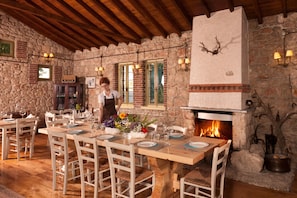Petit déjeuner, déjeuner et dîner servis sur place, vue sur le jardin