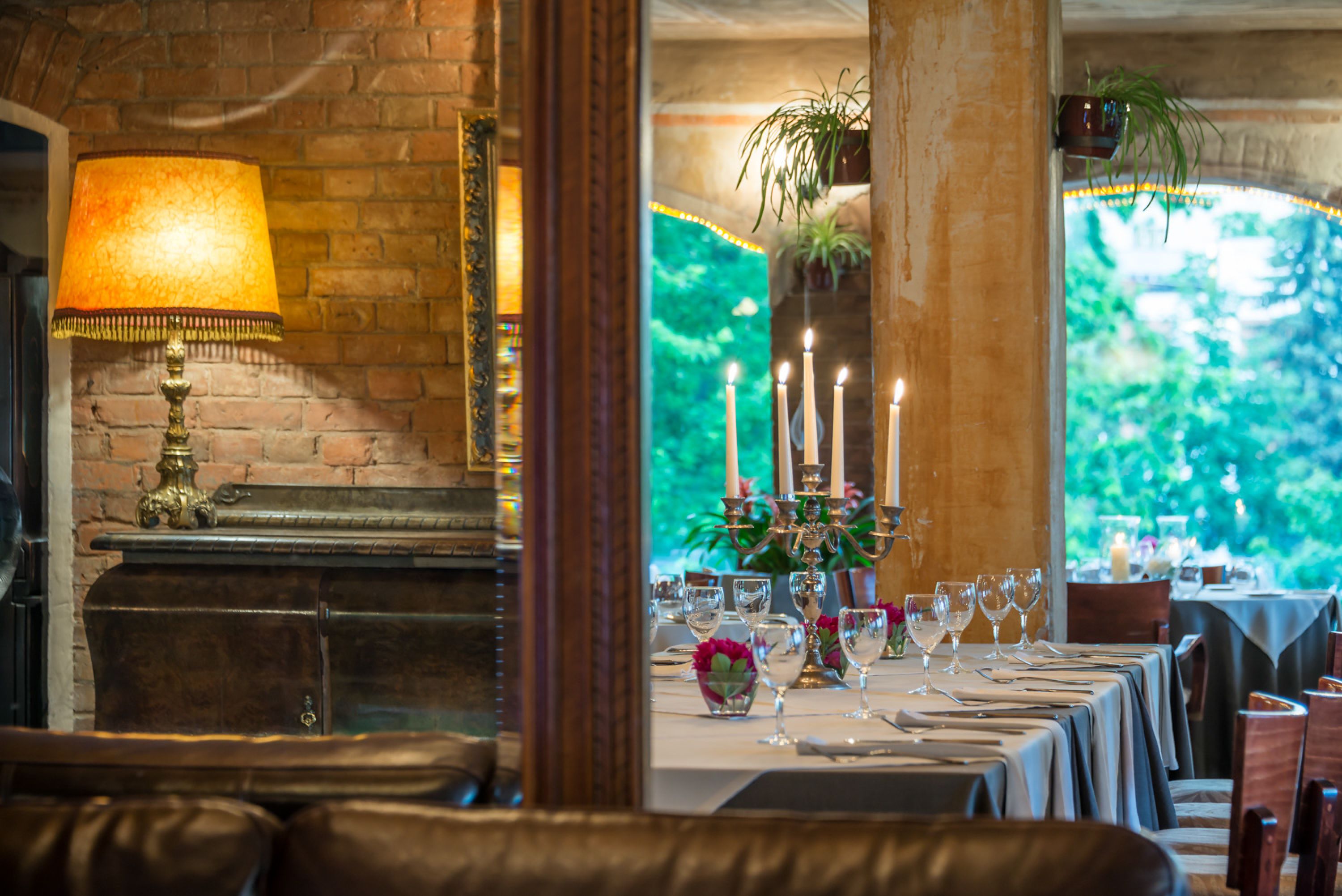 lunch and dinner served, international cuisine