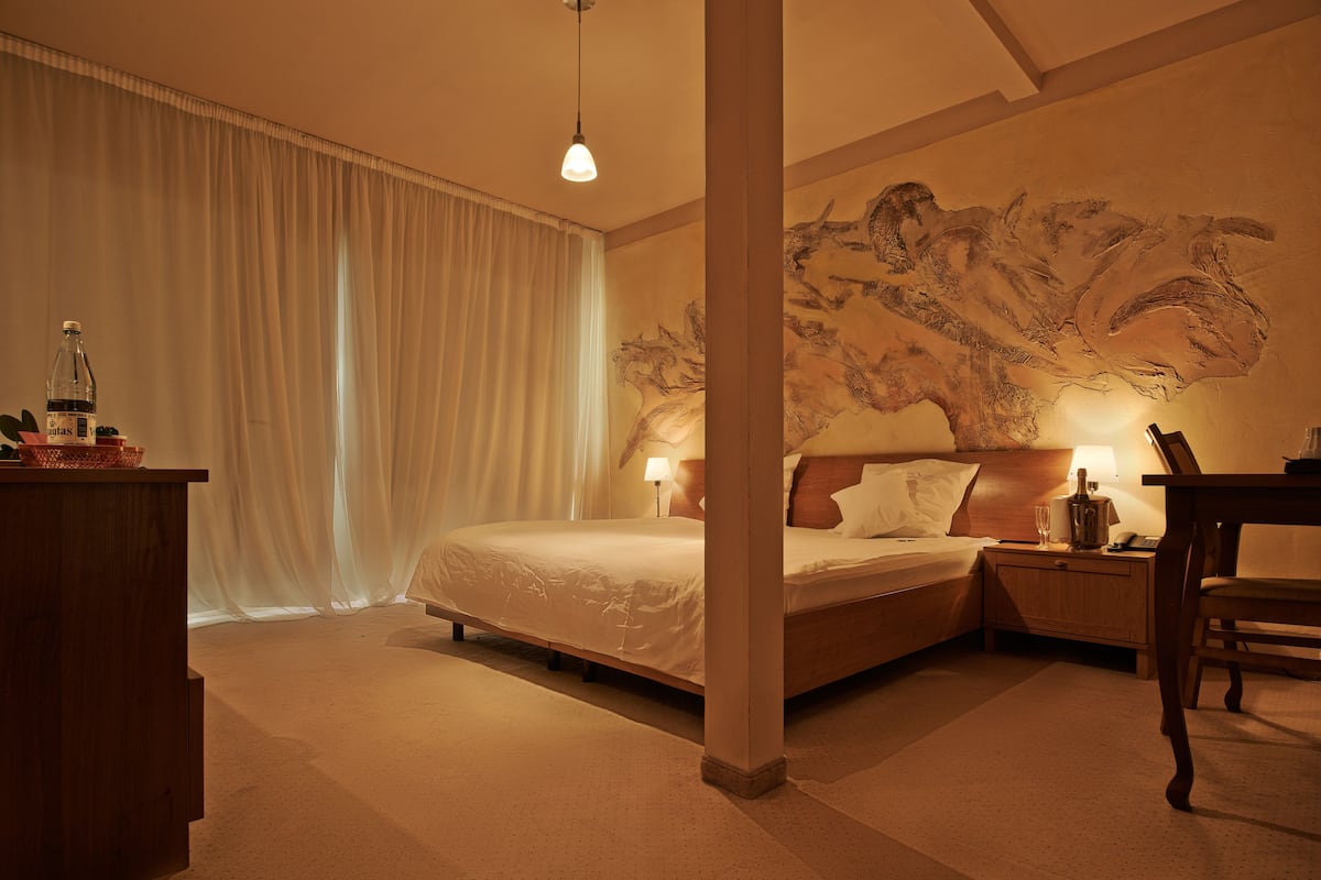 Classic Twin Room | Minibar, in-room safe, desk, blackout drapes