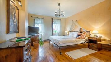 Kamar Double Deluks | Minibar, brankas, meja kerja, dan tirai kedap cahaya