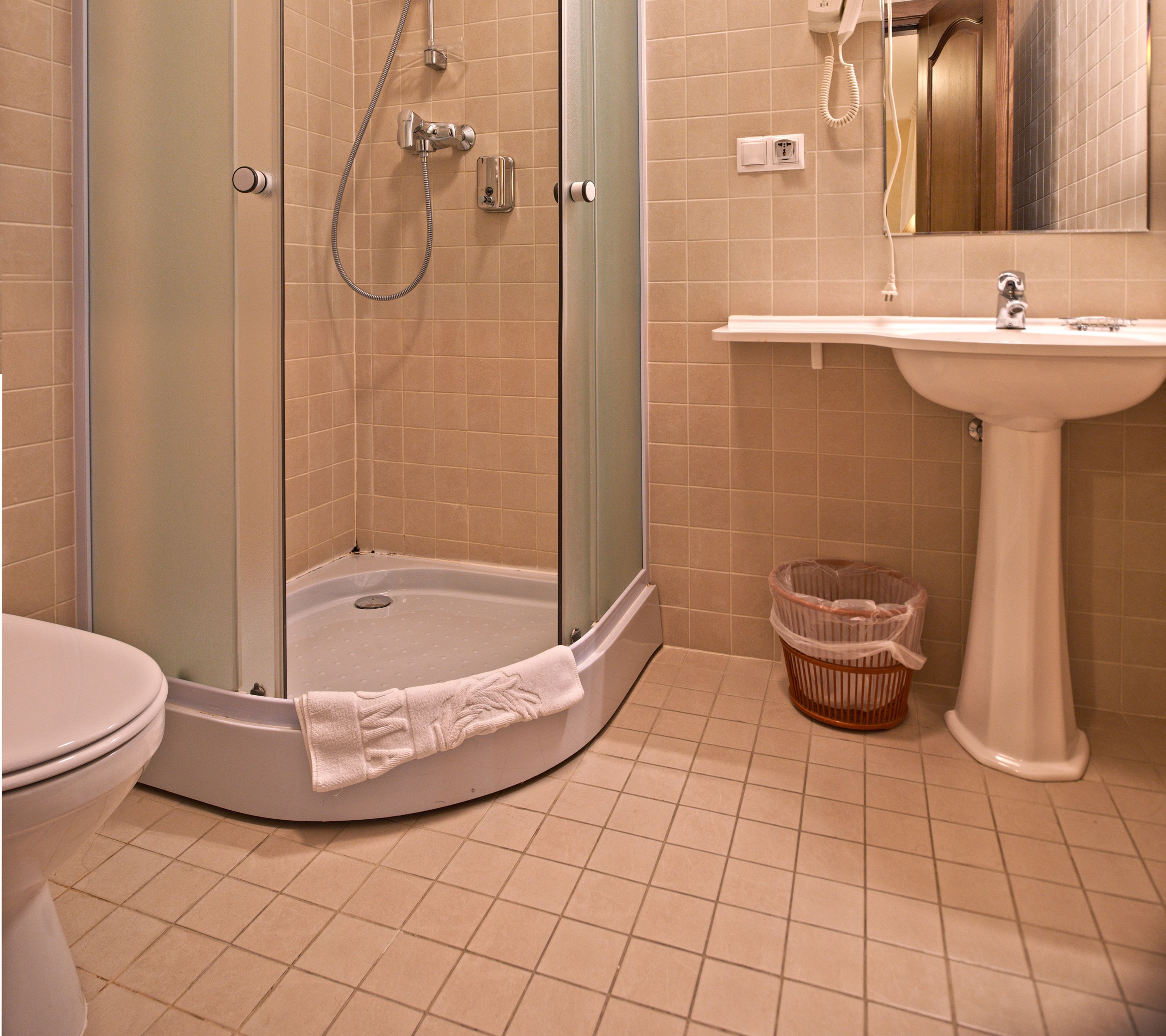 eco-friendly toiletries, hair dryer, towels