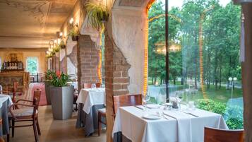 Lunch and dinner served, international cuisine