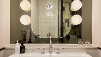 Chambre Double Classique | Salle de bain | Douche, articles de toilette de luxe, sèche-cheveux, serviettes fournies