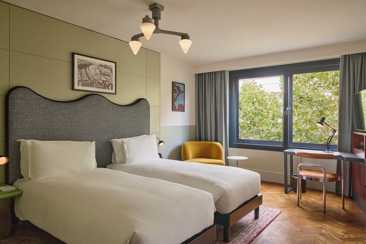 Cosy Twin | Coffre-fort, bureau, systĂšme dâinsonorisation, fer et planche Ă repasser