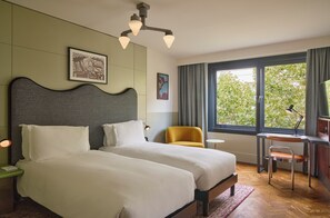 Twin kamer | Een kluis op de kamer, een bureau, geluiddichte muren