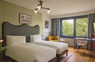 Cosy Twin | In-room safe, desk, soundproofing, iron/ironing board