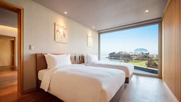 Minibar, vÀrdeförvaringsskÄp pÄ rummet och mörklÀggningsgardiner