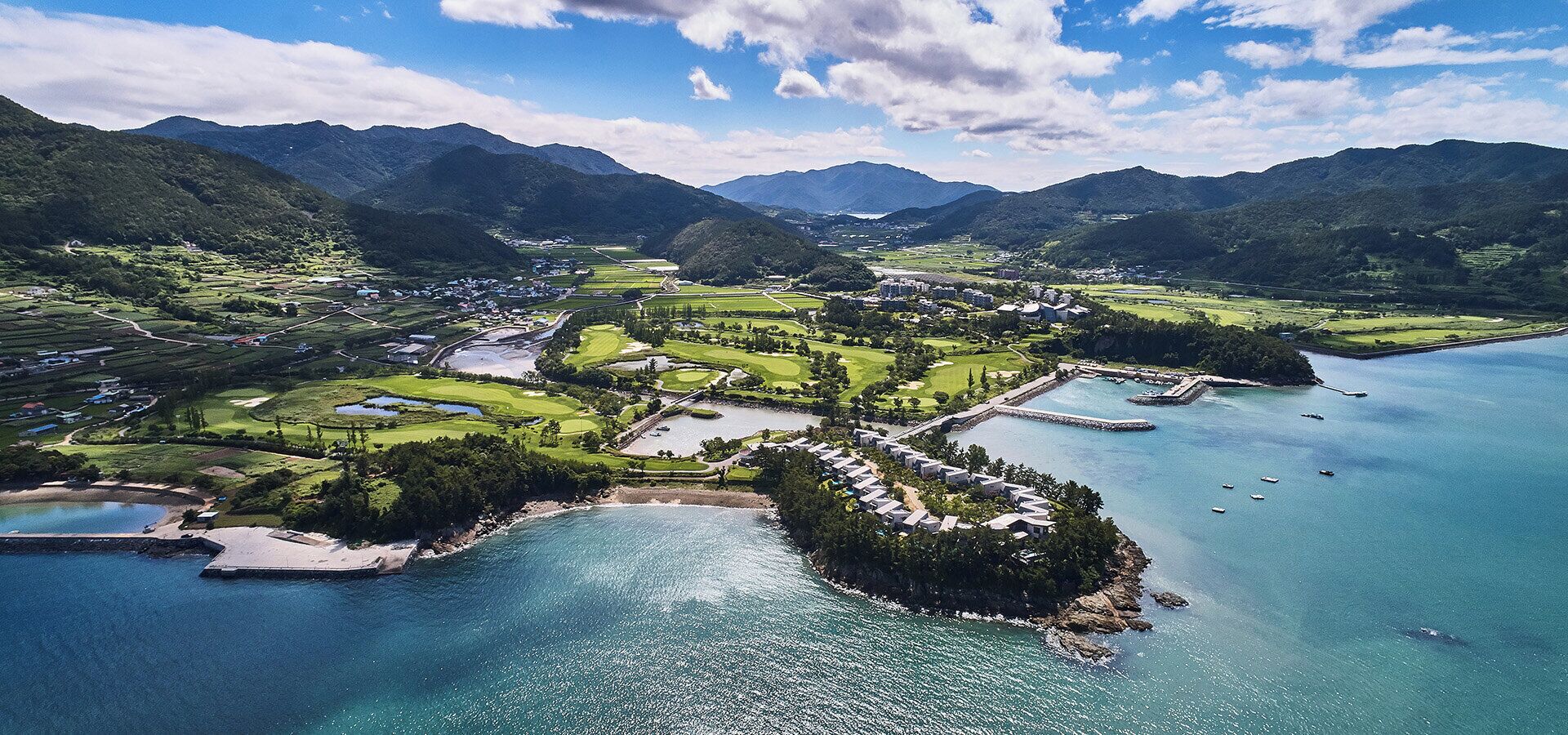 Minibar, caja de seguridad en la habitación y cortinas blackout 