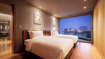 Minibar, in-room safe, blackout drapes, Internet