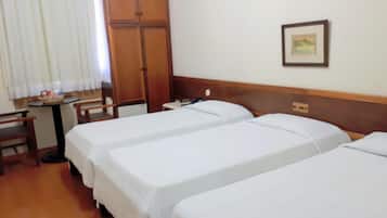 Quarto triplo | Frigobar, escrivaninha, cortinas blackout, Wi-Fi de cortesia